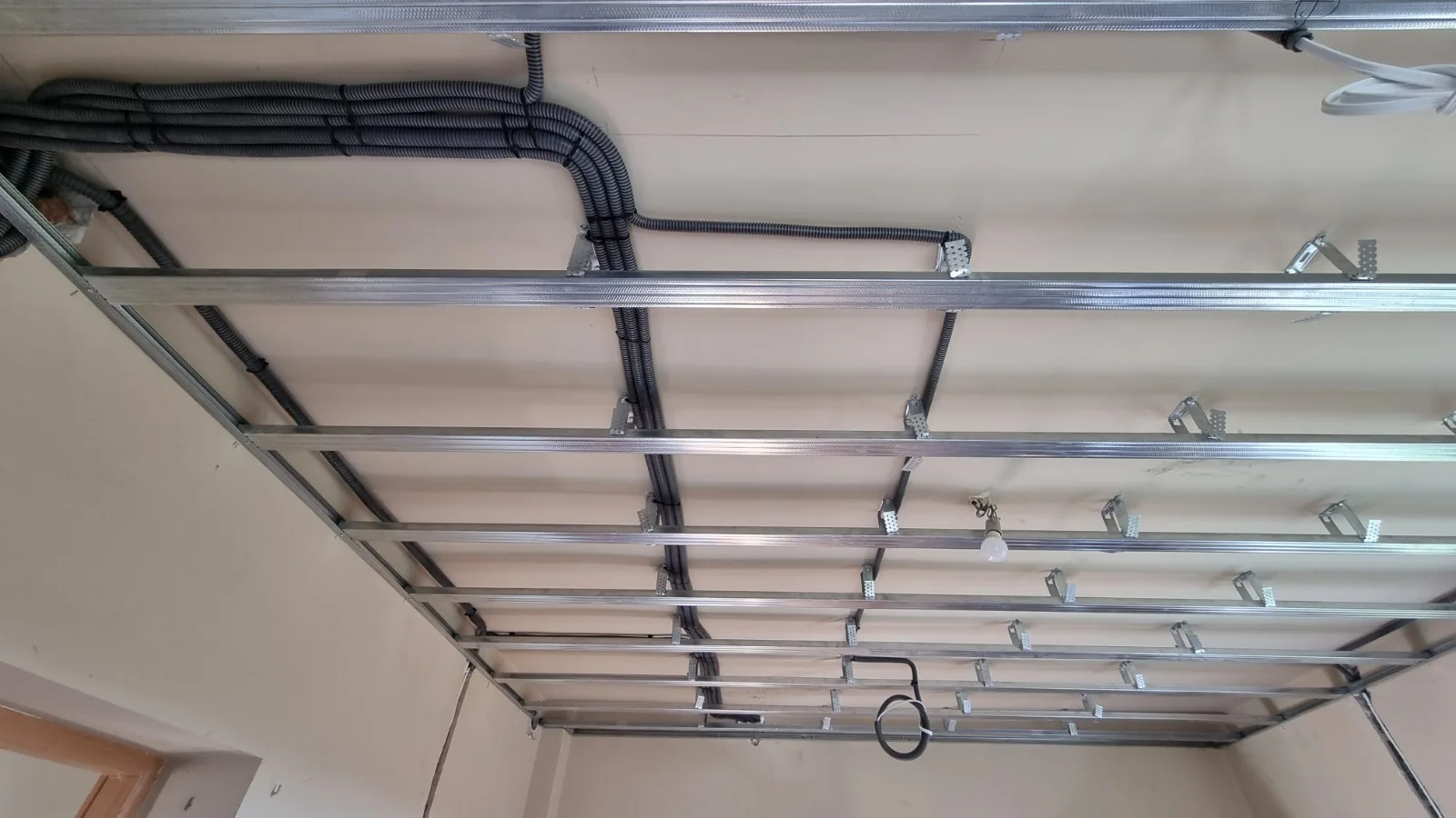 Przewody pod stropem podczas modernizacji instalacji — Elektryk Lewandowski