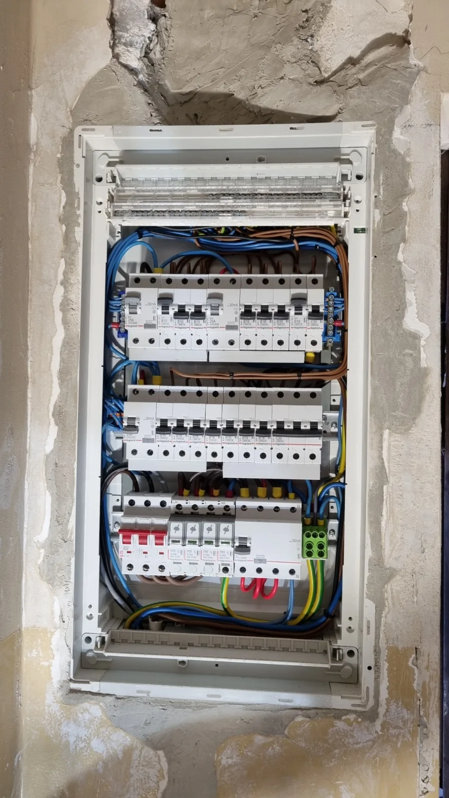 Rozdzielnica po montażu aparatury i okablowania — Elektryk Lewandowski