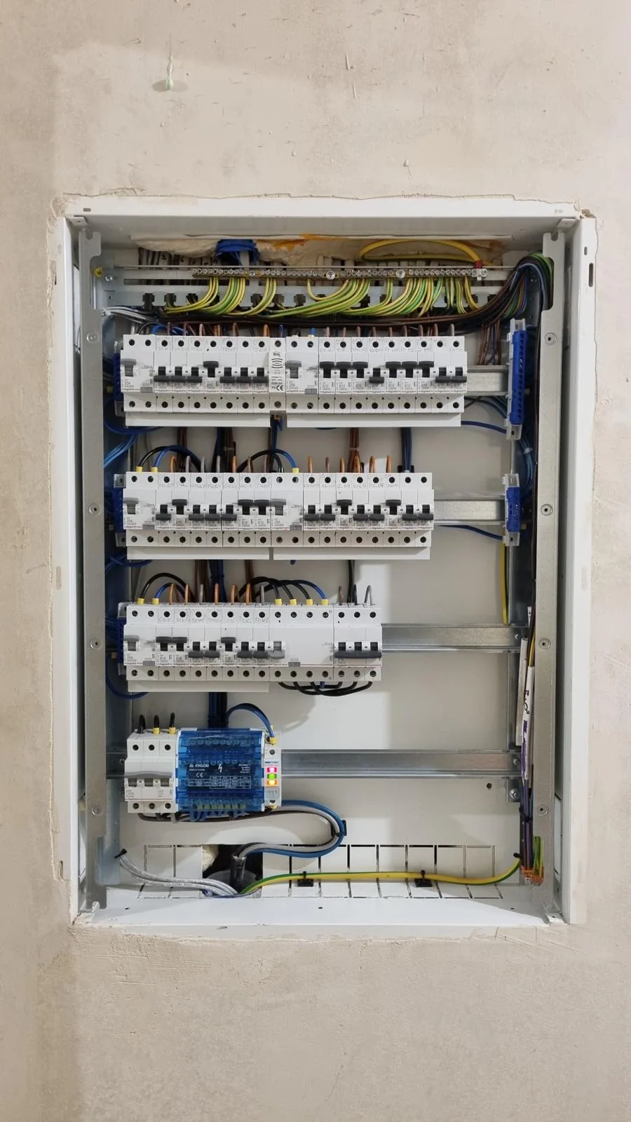 Osprzęt i oświetlenie — realizacja firmy Elektryk Lewandowski