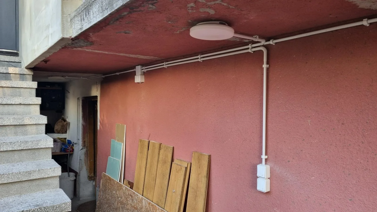 Osprzęt i oświetlenie — realizacja firmy Elektryk Lewandowski
