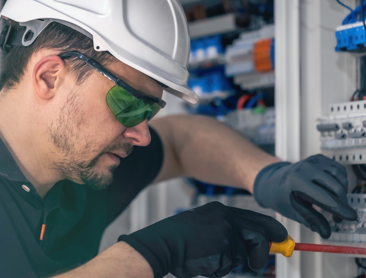 Elektryk podczas pracy przy instalacji elektrycznej